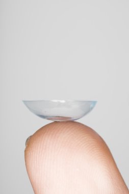 lens üzerinde parmak ucu, makro tarafından gelen başvurun