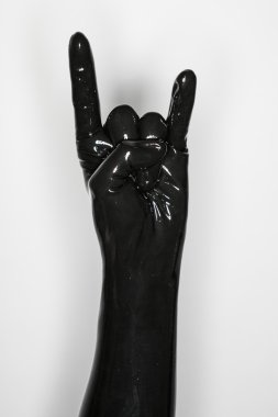 siyah lateks eldiven, asi işareti giyiyor el jest