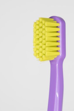 Beyaz arka plan üzerinde izole renkli diş fırçası