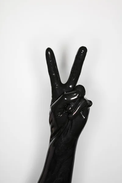 举起双手戴着一副黑色的橡胶手套，胜利的手势 — 图库照片