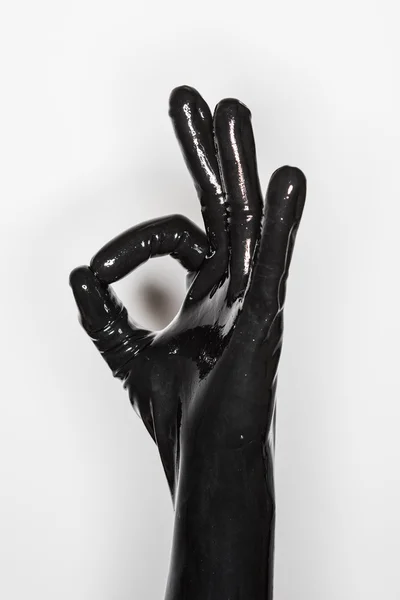 Жест руки в чорній латексній рукавичці, сигналізуючи про успіх — стокове фото