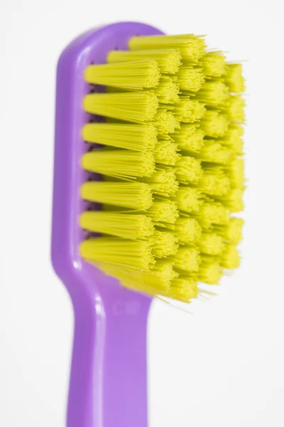 Cepillo de dientes colorido aislado sobre fondo blanco, postio vertical — Foto de Stock