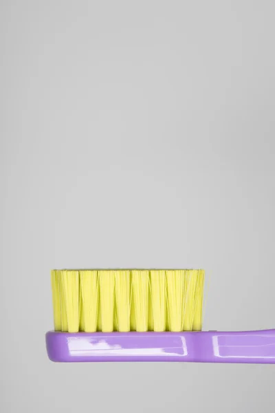 Brosse à dents colorée isolée sur fond blanc, position couchée — Photo