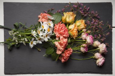 buket çiçek dikdörtgen mazisi yalan