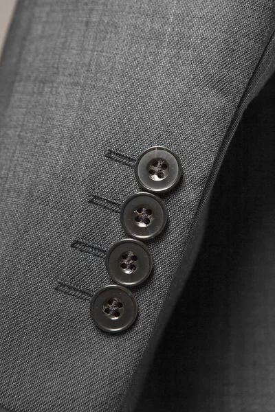 Chaqueta de hombre fina. Detalle de manga con botones. tejido gris —  Fotos de Stock