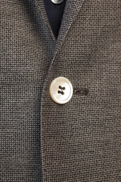 Ingespeeld herenkleding vest. Detail met knop. bruine stof — Stockfoto