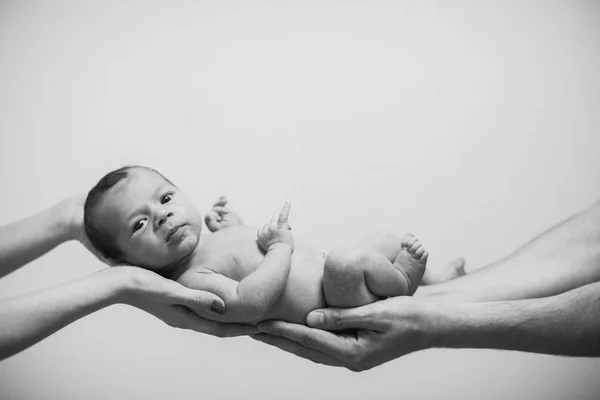 刚出生的婴儿，在手中 — 图库照片