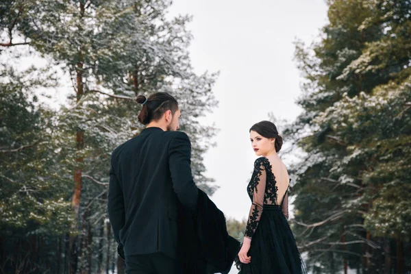 Neobvyklé svatební pár v lese — Stock fotografie