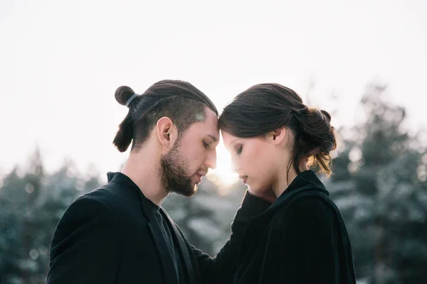 sıradışı evlilik çift ormanda