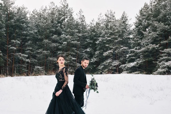 Unusual wedding couple in the forest — Stock Photo, Image