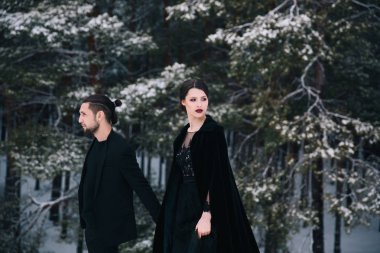 sıradışı evlilik çift ormanda