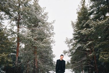 adam kışın ormanda