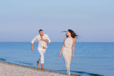 Sahilde güzel bir çift