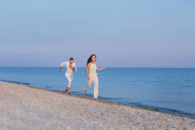 Sahilde güzel bir çift
