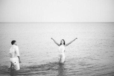 Sahilde güzel bir çift