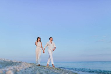 Sahilde güzel bir çift