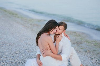 Sahilde güzel bir çift