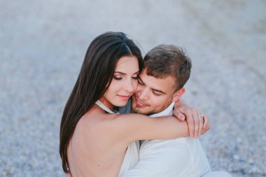 Sahilde güzel bir çift