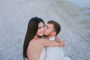 Sahilde güzel bir çift