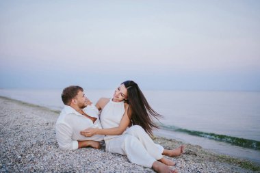 Sahilde güzel bir çift