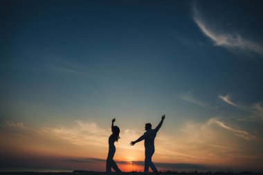 Sahilde güzel bir çift