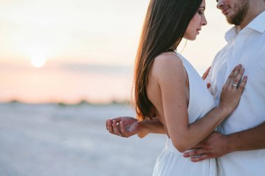 Sahilde güzel bir çift