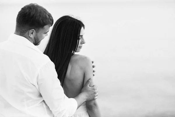 Vackert par på stranden — Stockfoto