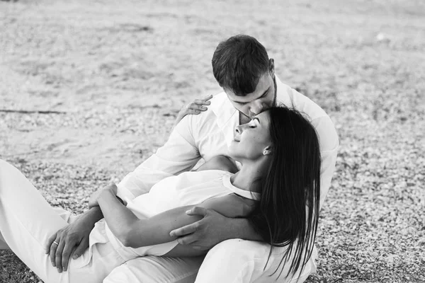 Hermosa pareja en la playa —  Fotos de Stock