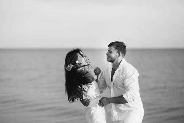 Mooi koppel op het strand — Stockfoto