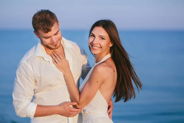 Belo casal na praia — Fotografia de Stock