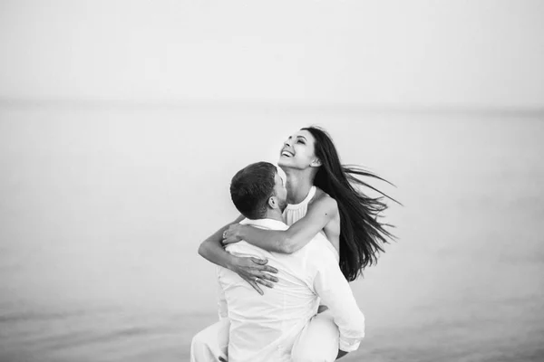 Beautiful couple on the beach — Stock Photo, Image