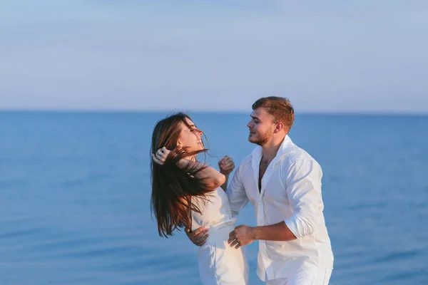 Belo casal na praia — Fotografia de Stock