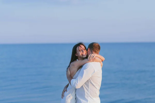 Hermosa pareja en la playa —  Fotos de Stock