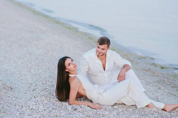 คู่รักที่สวยงามบนชายหาด — ภาพถ่ายสต็อก