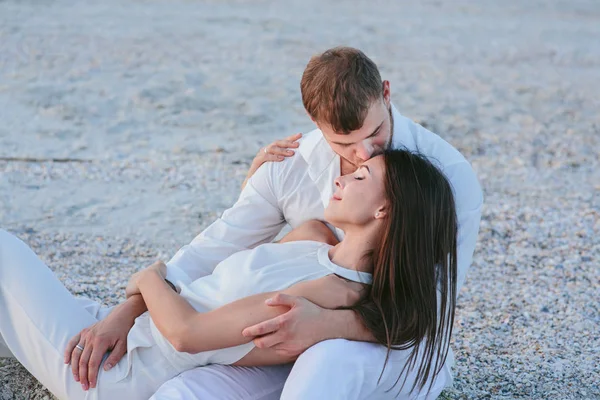 Belo casal na praia — Fotografia de Stock