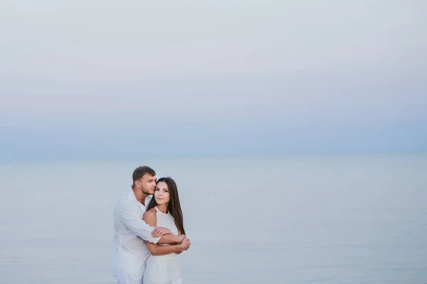 Hermosa pareja en la playa —  Fotos de Stock