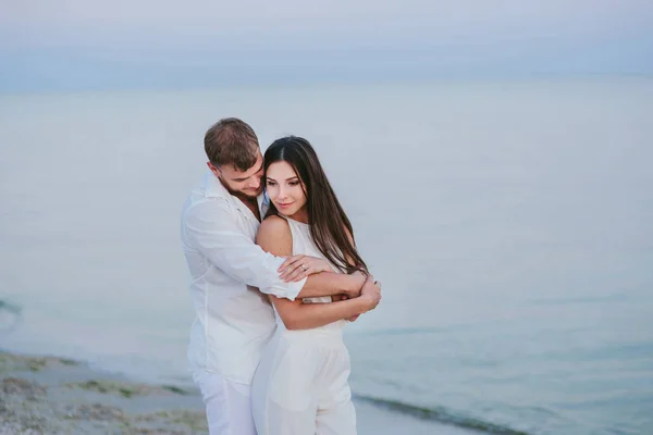 Belo casal na praia — Fotografia de Stock