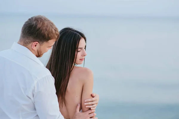 Beau couple sur la plage — Photo