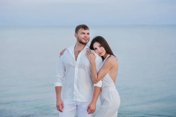 Hermosa pareja en la playa —  Fotos de Stock