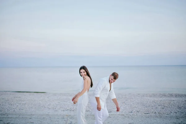 Beau couple sur la plage — Photo