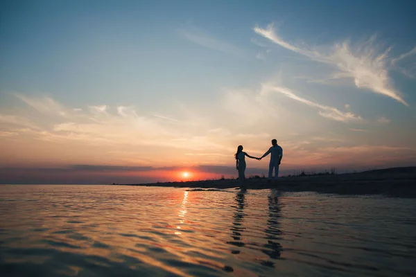 Hermosa pareja en la playa —  Fotos de Stock