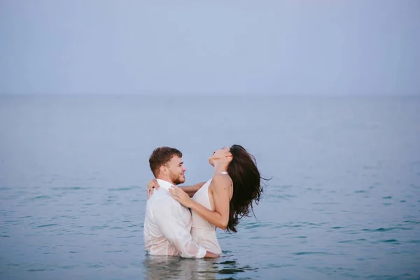 คู่รักที่สวยงามบนชายหาด — ภาพถ่ายสต็อก