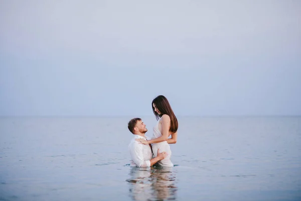 Belo casal na praia — Fotografia de Stock