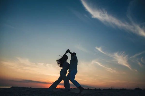 Hermosa pareja en la playa —  Fotos de Stock