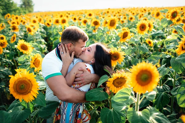 Krásný pár, romantickou procházku na povaze — Stock fotografie