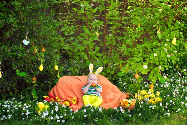 Kind sitzt im Frühling, Ostern, Hase auf dem Rasen — Stockfoto