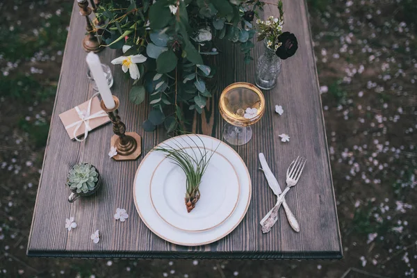 Стильна і романтична обстановка столу з квітами, датою, вихідними — стокове фото