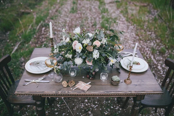 Ambiente de mesa elegante e romântico com flores, data, fim de semana — Fotografia de Stock