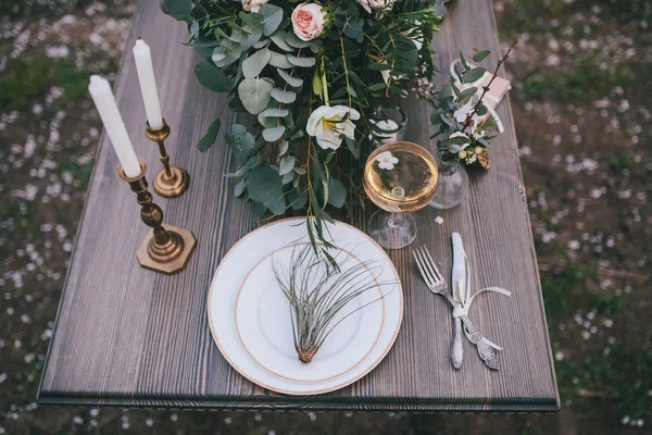 Cadre de table élégant et romantique avec fleurs, date, week-end — Photo