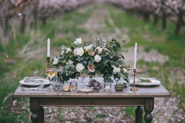 Stylish and romantic table setting with flowers, date, weekend — Stock Photo, Image